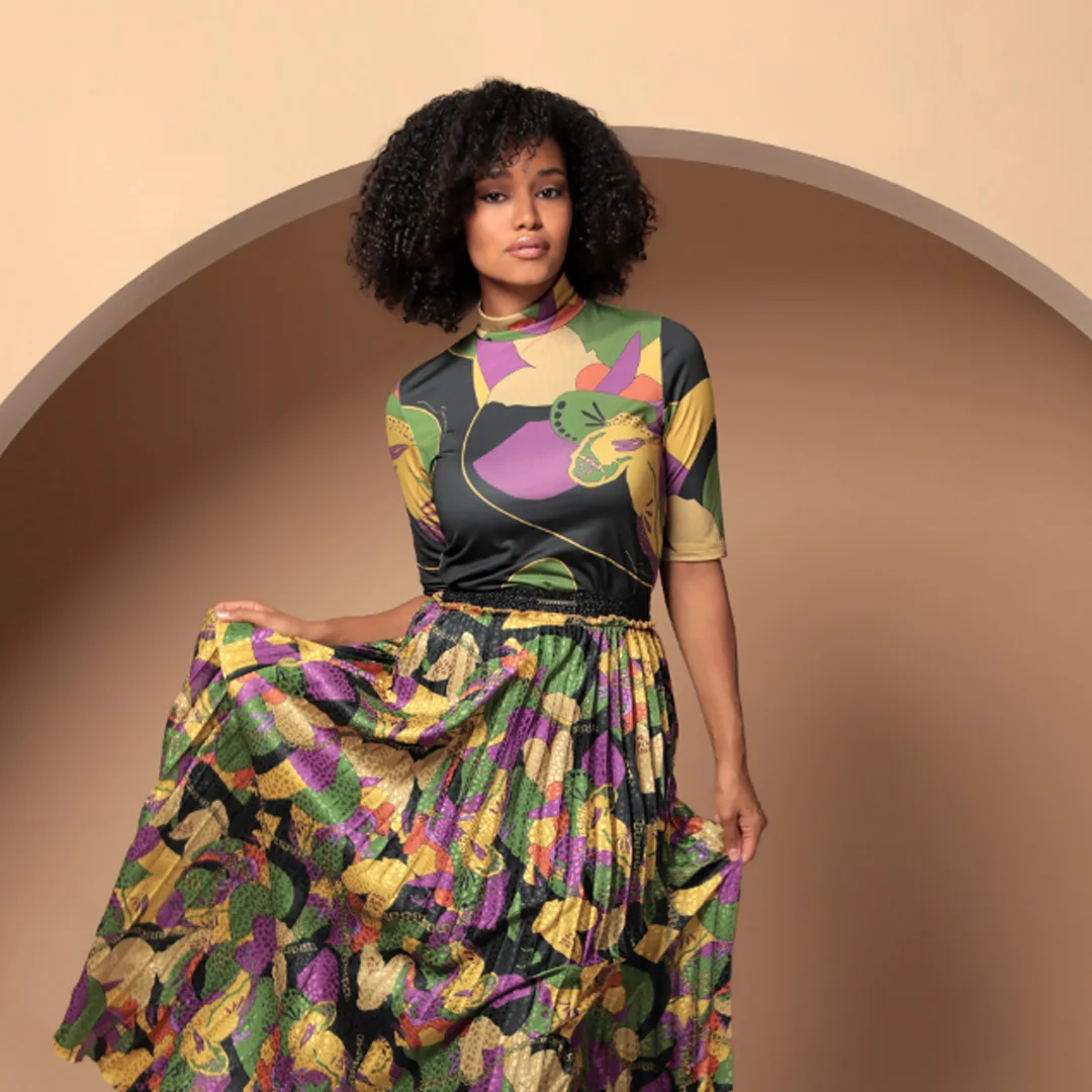 Блуза в контрастен десен с поло яка