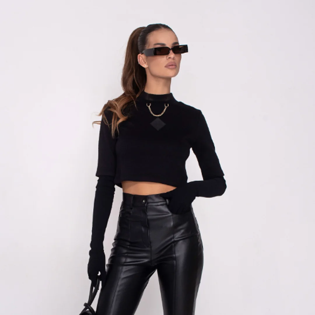 Къса блуза с верижка и гумирано лого