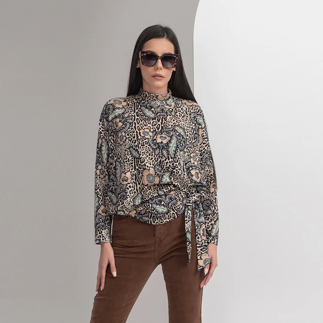 Блуза с връзка в контрастен десен