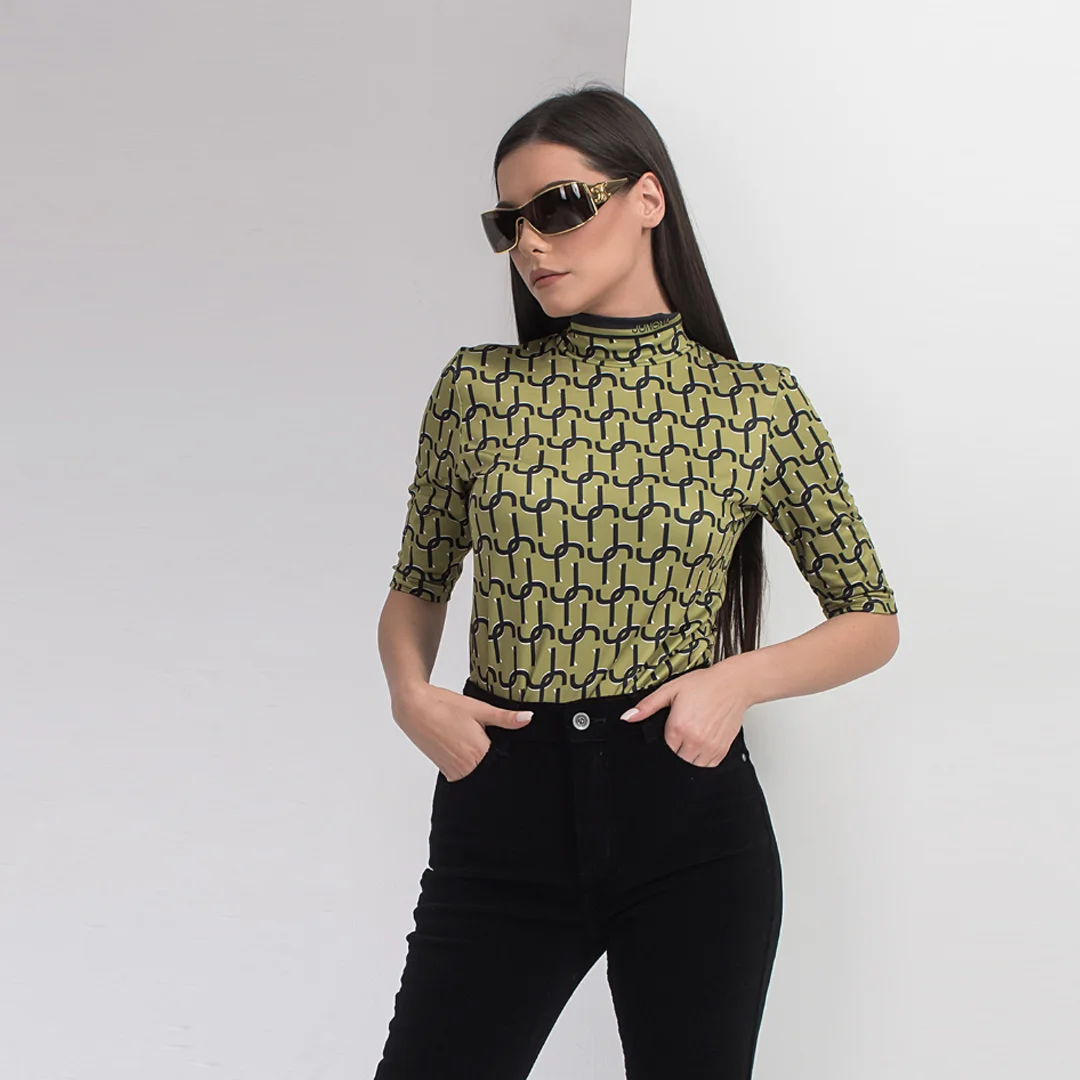 Щампована блуза с 3/4 ръкав и висока яка