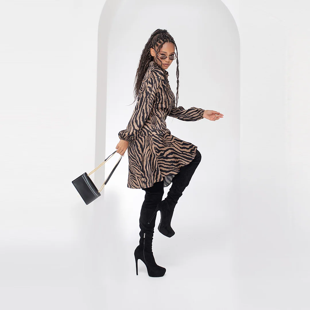 Сатенирана рокля с волани и колан