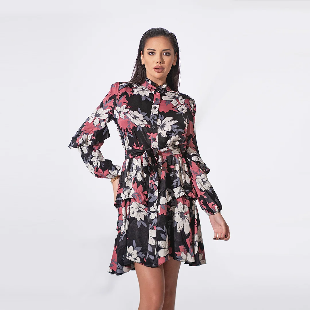 Сатенирана рокля с волани на ръкавите