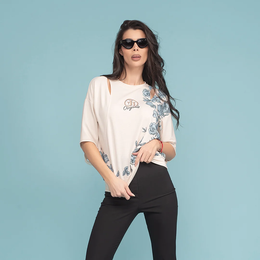 Блуза с отвори