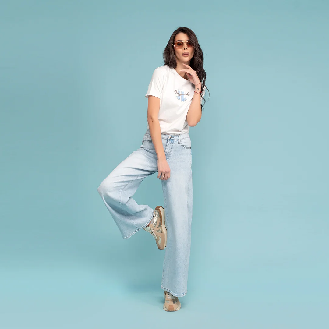 Светли дънки с широк крачол