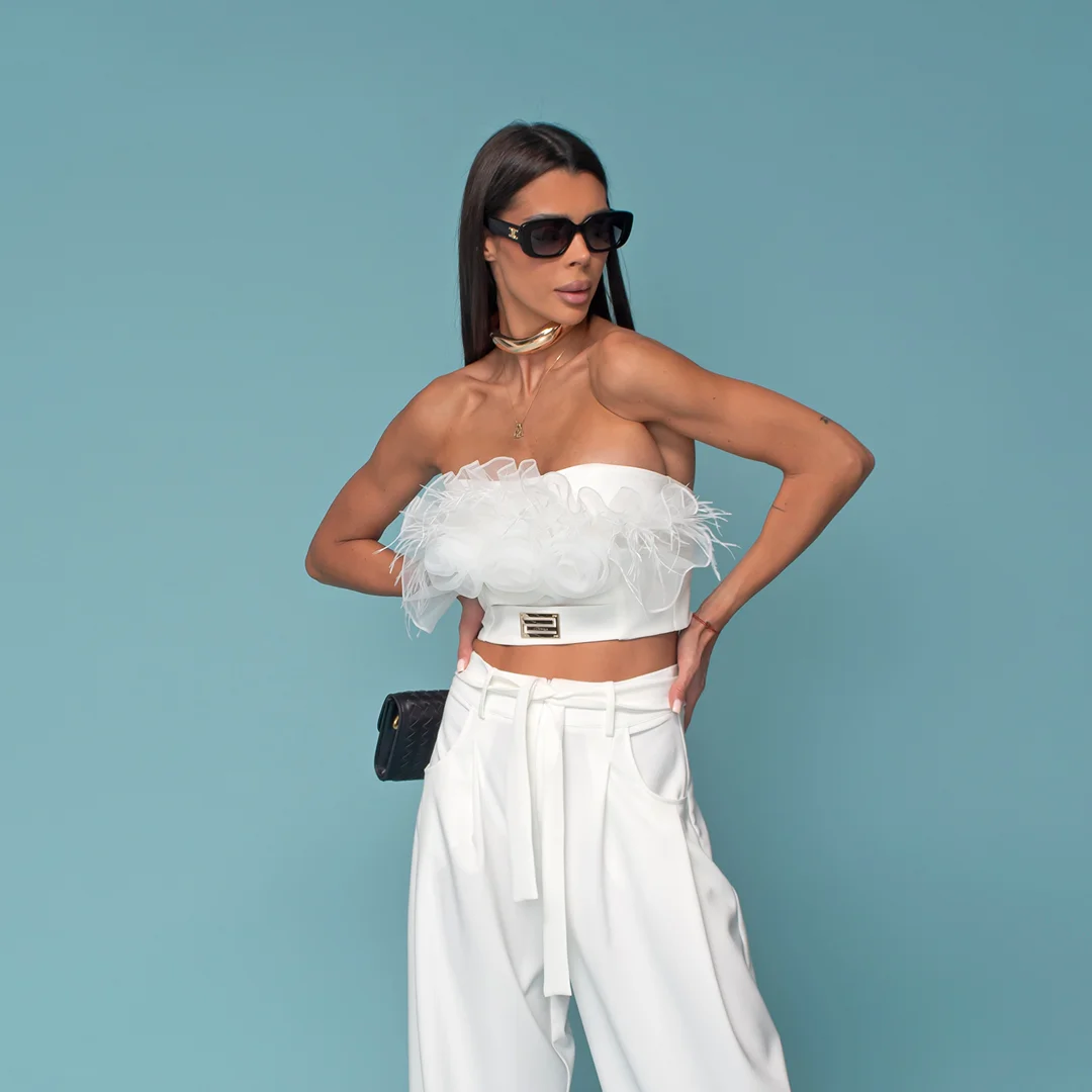 Бюстие с рози и пера