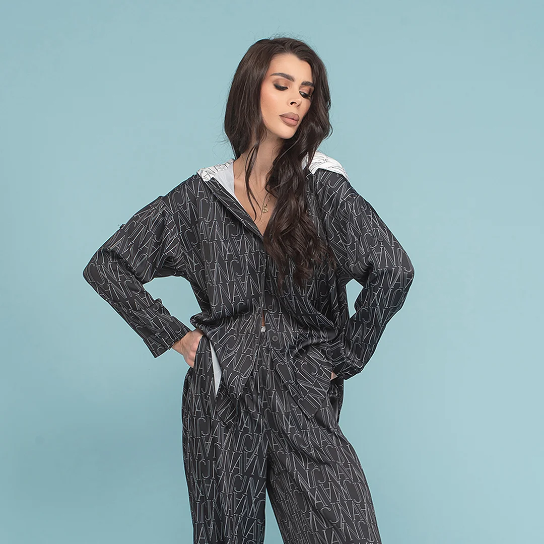 Сатенирана риза с качулка и връзки