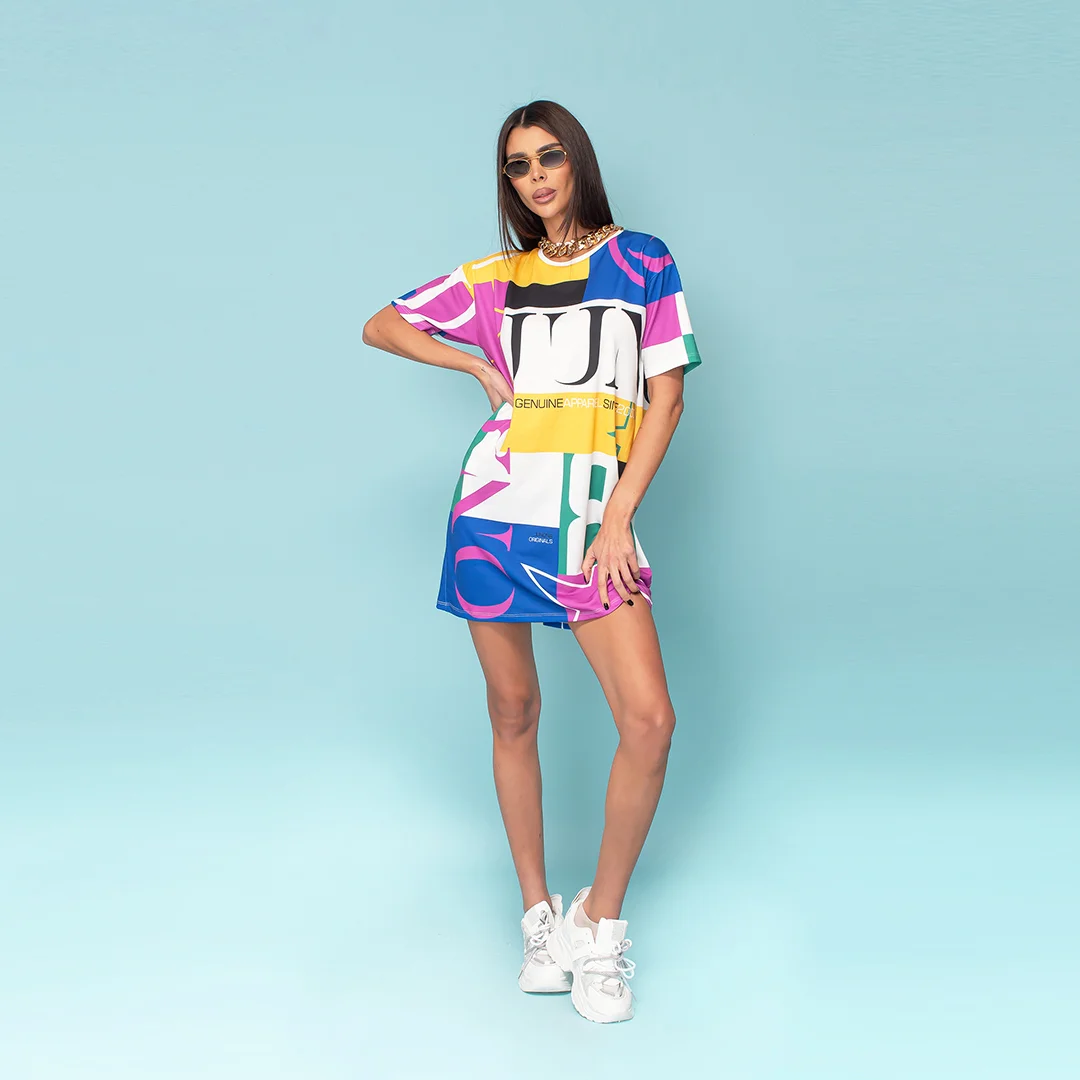 Рокля с контрастен принт