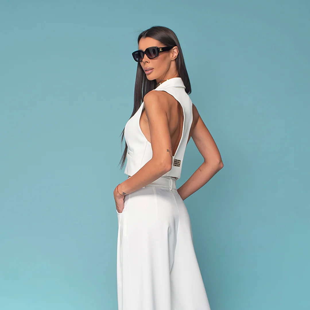 Елек с изрязан гръб