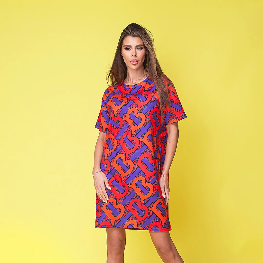 Рокля с контрастен принт