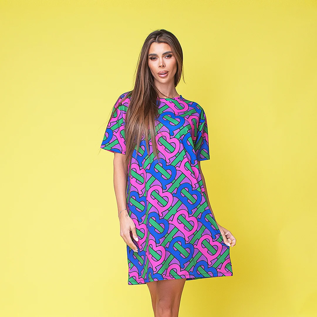 Рокля с контрастен принт