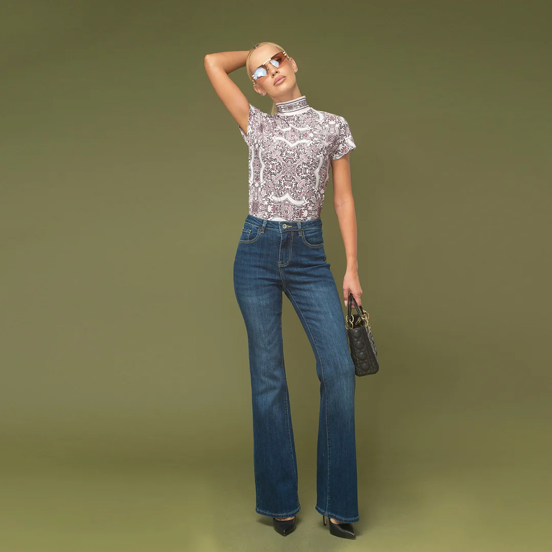 Дънки с разкроени крачоли