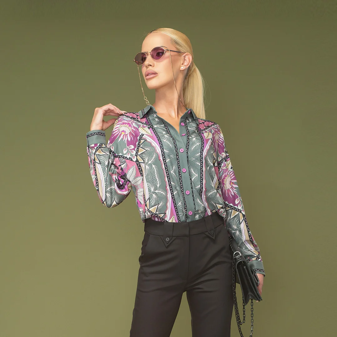 Риза в контрастен десен