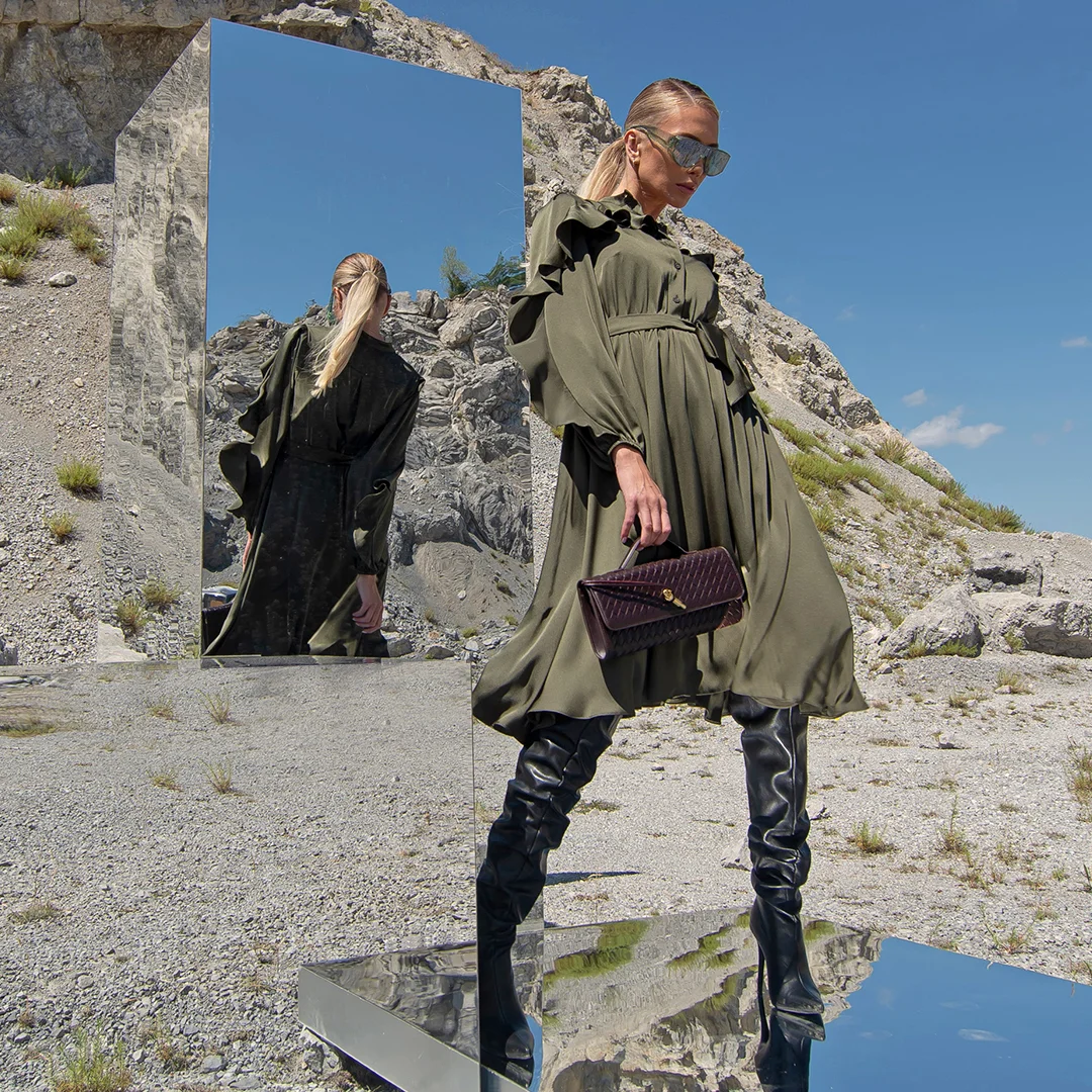 Рокля с колан и къдри