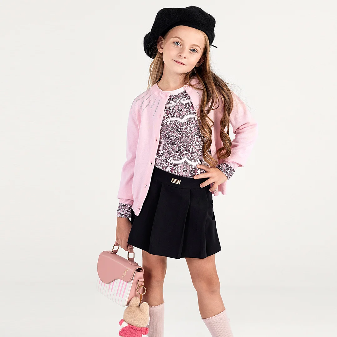 Детска плетена жилетка с камъни