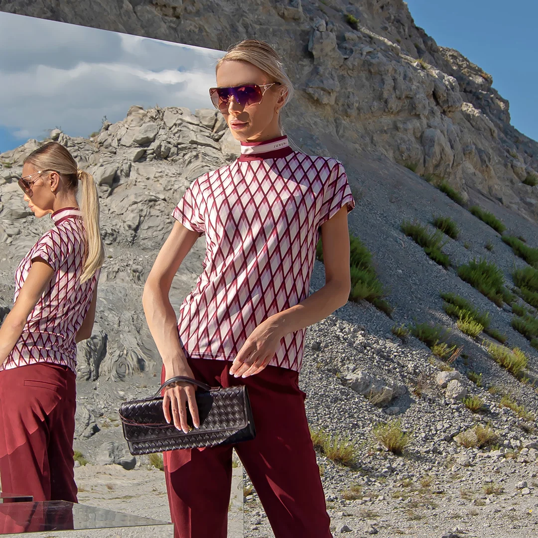 Поло с къс ръкав и цветен принт