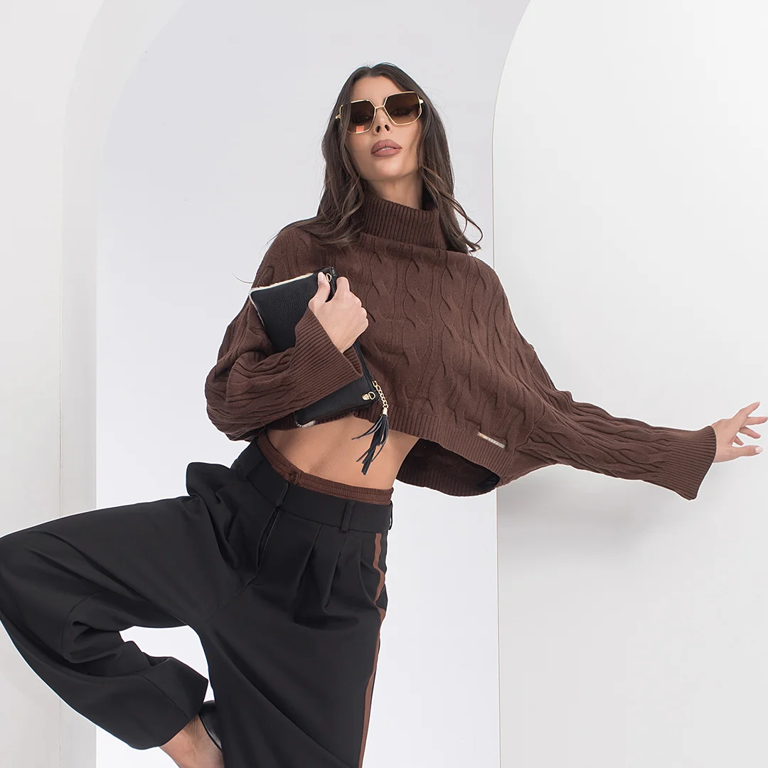 Къса поло блуза с релефна плетка