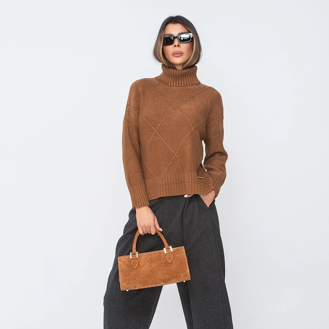 Пуловер с поло яка и релефна плетка