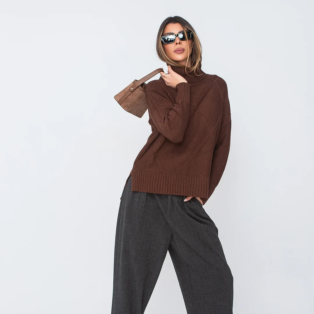 Пуловер с поло яка и релефна плетка