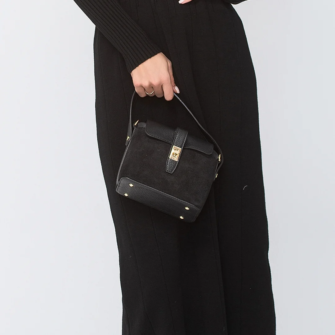 Дамска чанта от велур и кожа